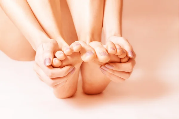Kale vrouwelijke voeten — Stockfoto