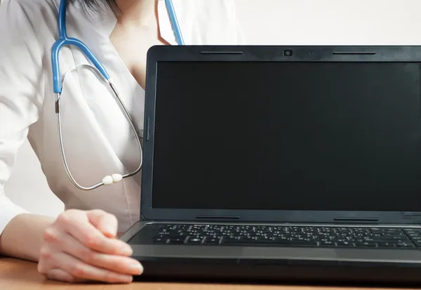 Médico femenino muestra pantalla portátil — Foto de Stock