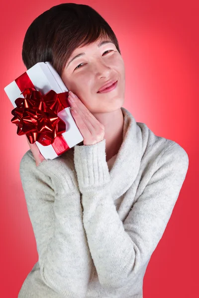 Mulher feliz com um presente — Fotografia de Stock