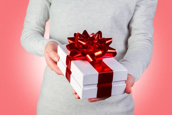 Caja de regalo en manos femeninas — Foto de Stock