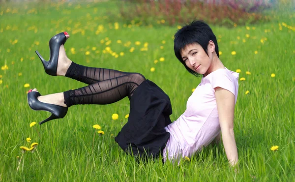 Смішна жінка лежить на траві — стокове фото