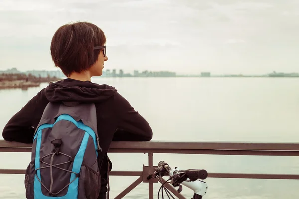 Stoppen op de brug met een fiets — Stockfoto