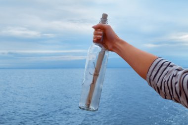 kadın bir mektup ile bir şişe çıkardı