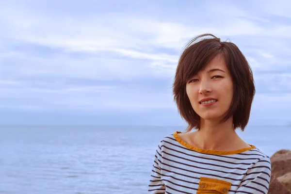 Frau in gestreifter Weste auf dem Meer — Stockfoto