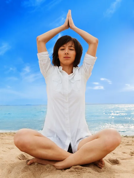 Meditatie op het strand — Stockfoto