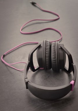 siyah bir tablo üzerinde kulaklık