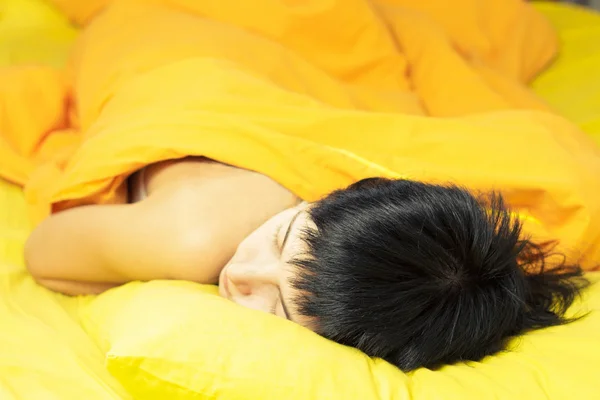 Dormir dans un lit jaune — Photo