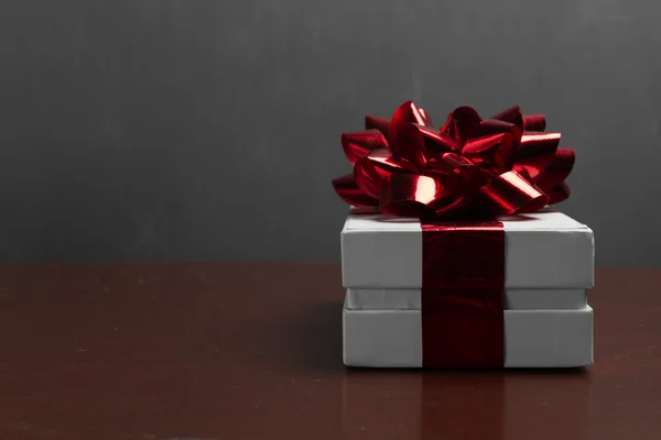 Boîte cadeau avec arc rouge — Photo