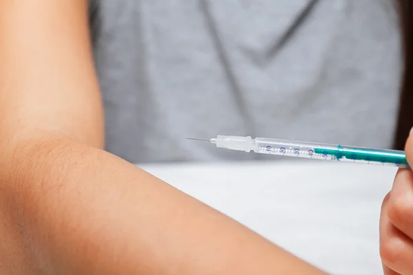 Teenager holds syringe — Stock Photo, Image