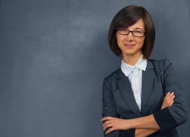 öğretmen blackboard duruyor