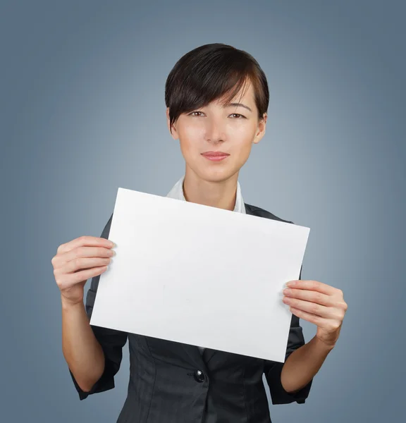 Mujer sosteniendo un papel en blanco —  Fotos de Stock