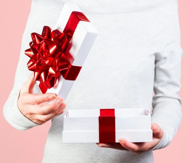 Mujer abriendo un regalo de Año Nuevo — Foto de Stock