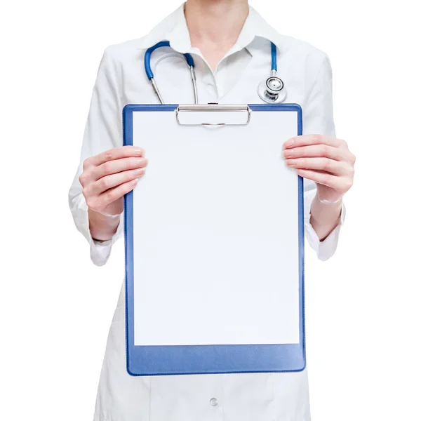 Médico femenino sujetando portapapeles — Foto de Stock