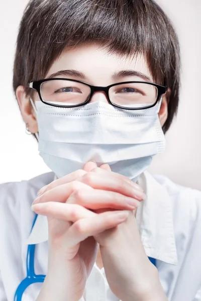 Счастливый доктор в маске — стоковое фото