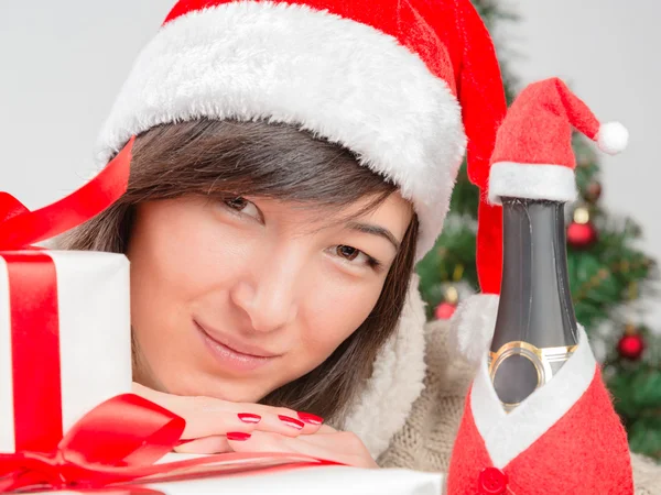 Frau mit Weihnachtsmütze lächelt — Stockfoto