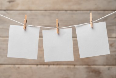 kağıt üzerinde bir clothespins