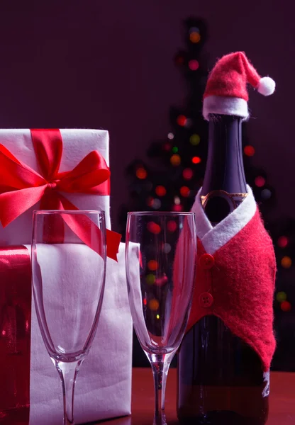 Бутылка шампанского в рождественской одежде — стоковое фото