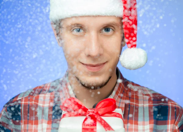 Glücklicher Mann mit einem Geschenk — Stockfoto