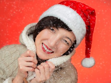 눈 아래 행복 한 여자