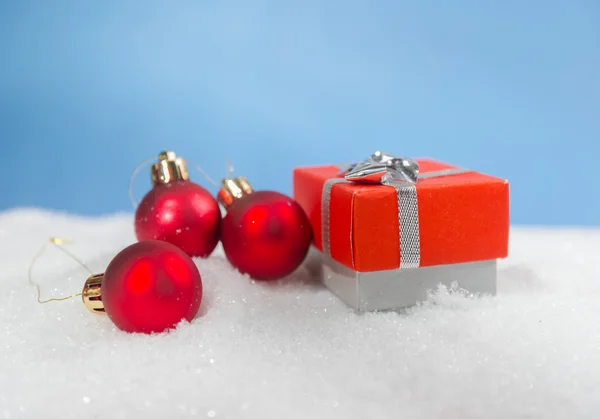 Palle di Natale e regalo — Foto Stock