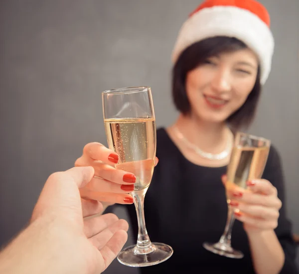 Glückliche Frau mit Champagner — Stockfoto