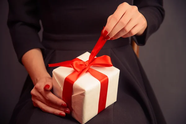 Girl is opening a gift — Stock Photo, Image