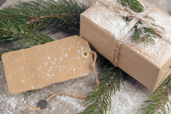 Caja de regalo en eco envoltura —  Fotos de Stock