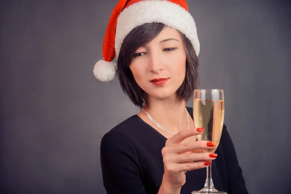 Junge Frau mit Champagnergetränk — Stockfoto