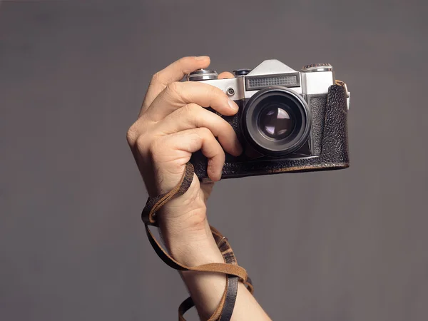 Mão com câmera vintage — Fotografia de Stock