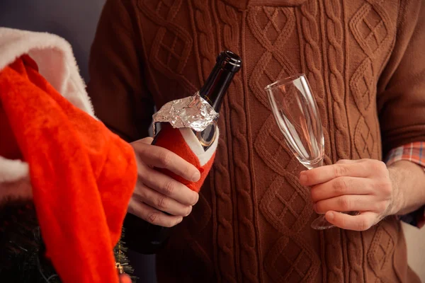 Flasche Champagner in Feiertagskleidung — Stockfoto