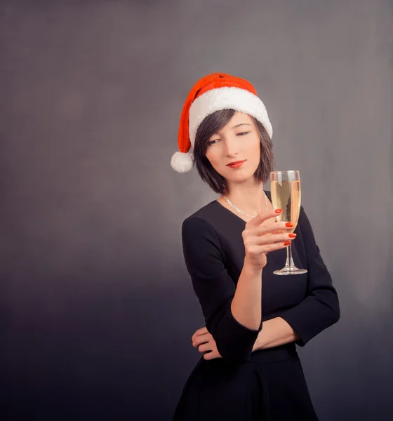 Niedliche Frau mit Weihnachtsmütze und Getränk — Stockfoto