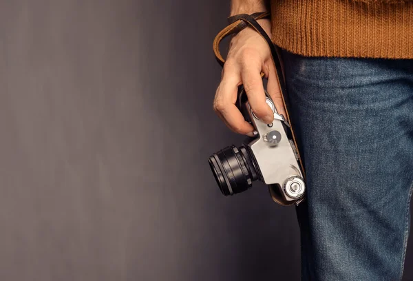 Mężczyzna z aparatem fotograficznym — Zdjęcie stockowe