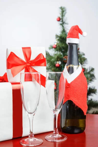 Confezione regalo e champagne — Foto Stock