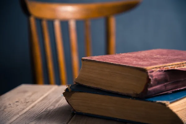 Dois livros velhos em uma mesa de madeira — Fotografia de Stock