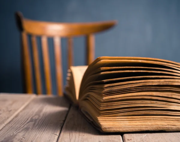 Libro abierto sobre una mesa de madera — Foto de Stock