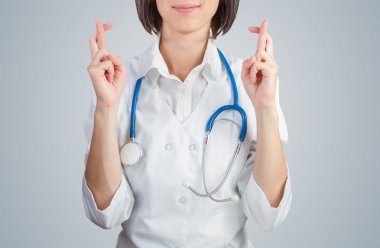 Doktor ile kenetlenmiş parmaklar