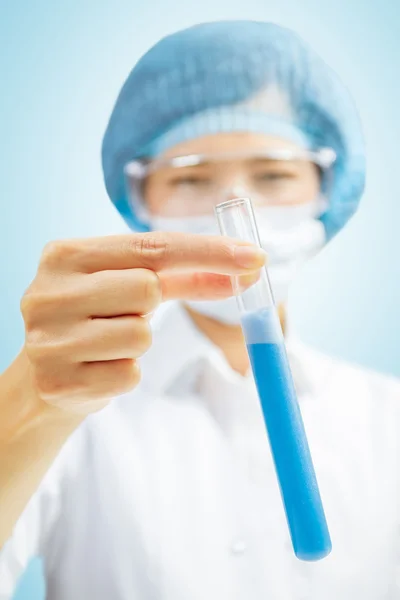 Assistente de laboratório com tubo de ensaio azul — Fotografia de Stock