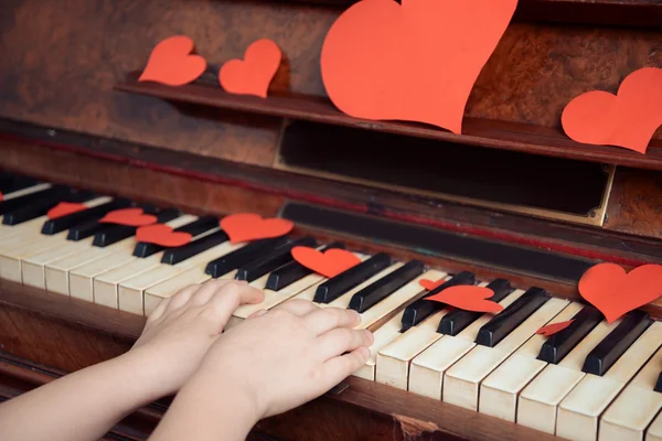 Child is playing on a piano — Stock Photo, Image