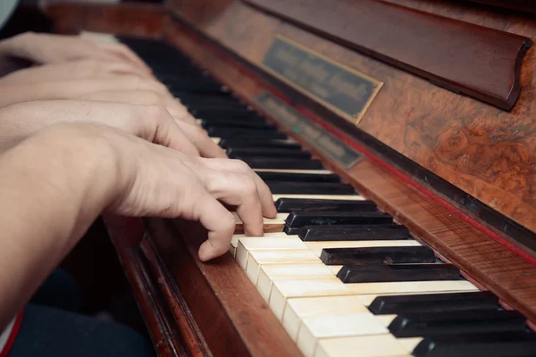 Une famille de trois personnes joue du piano — Photo