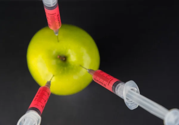 Injection dans une pomme — Photo