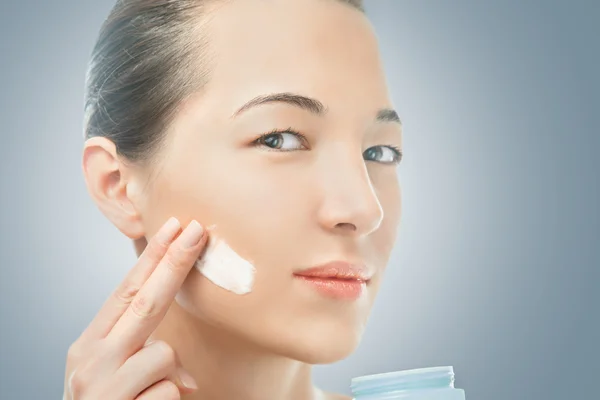 Applying facial cream — Stock Photo, Image