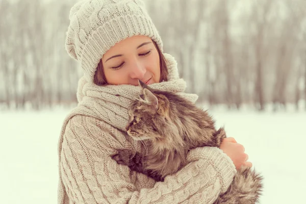 Woman holds cat — Stock Photo, Image