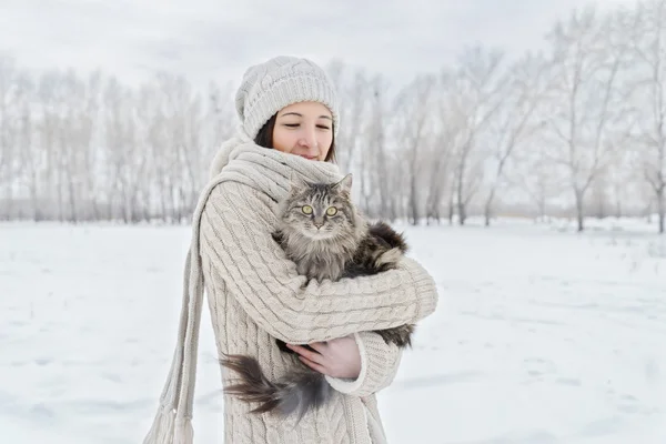 Mujer sostiene gato — Foto de Stock