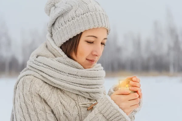 Frau mit Kerze — Stockfoto