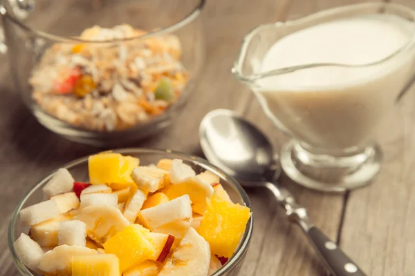 Salada e muesli — Fotografia de Stock