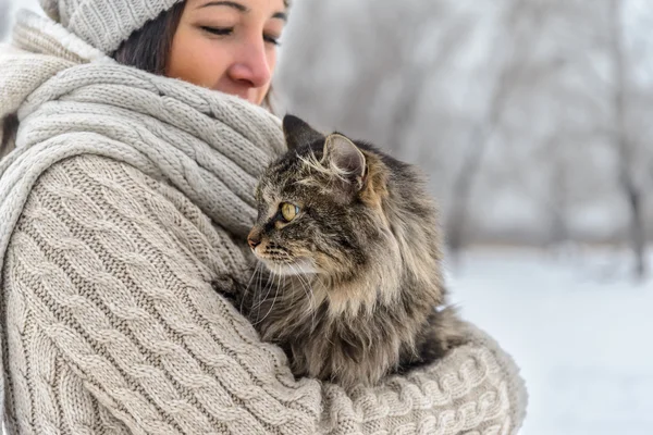 Woman holds cat — Stock Photo, Image