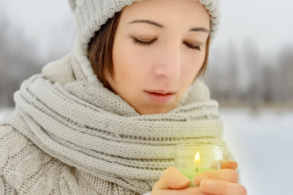 Retrato de mujer con vela —  Fotos de Stock