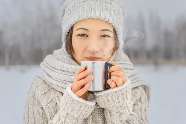 Frau mit Becher auf die Natur — Stockfoto