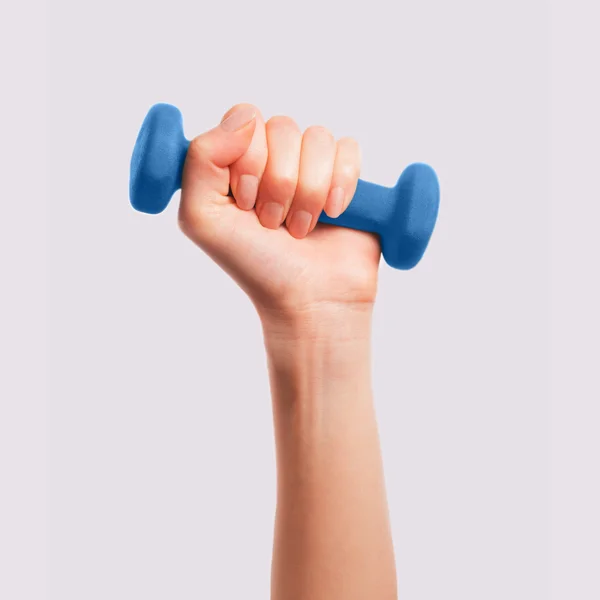 Hand met blauwe dumbbell — Stockfoto