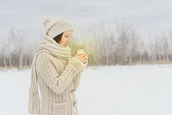 Donna in inverno sulla natura — Foto Stock